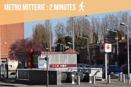 un signal indiquant les minutes métrométriques dans une ville dans l'établissement Le Bellagio - Les Demeures d'Adrien, à Lille