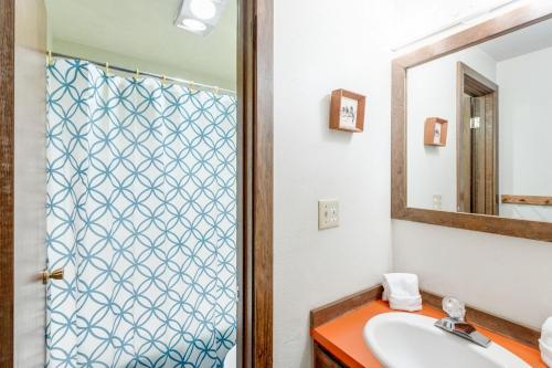 ein Badezimmer mit Waschbecken und Spiegel in der Unterkunft Snowater Condo - A Little Slice of Heaven in Deming