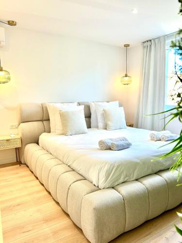 - un grand lit avec 2 oreillers dans l'établissement Appart 'COSY avec Piscine Chauffée Privée, à Salon-de-Provence