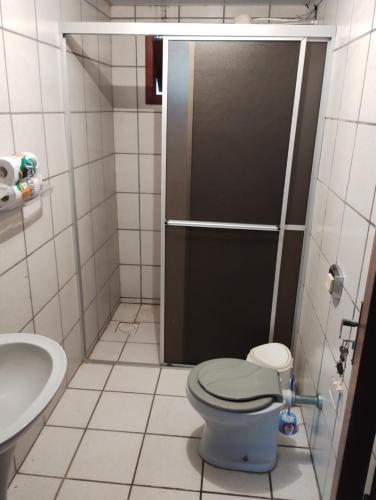 un bagno con doccia, wc e lavandino di Possibilidade a Governador Celso Ramos