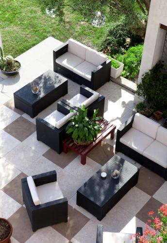 an overhead view of a patio with couches and tables at Hotel Villaguarda Prosecco Area in Follina