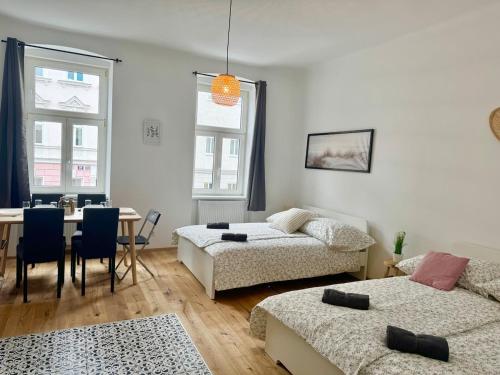 Stylish & Renovated Apartment with Free Parking