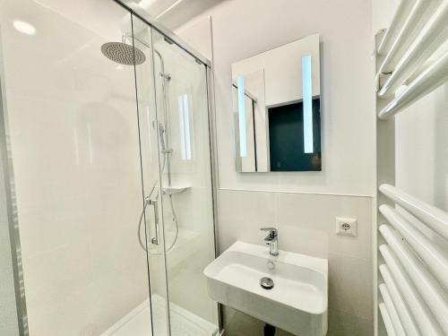 Stylish & Renovated Apartment with Free Parking