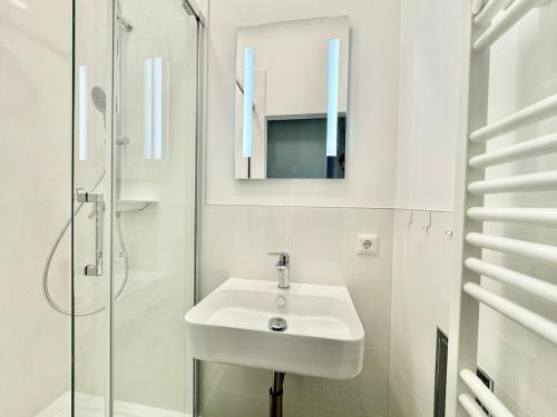 Stylish & Renovated Apartment with Free Parking