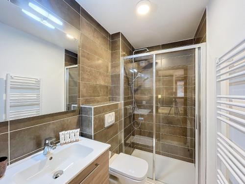 une salle de bain avec une douche, des toilettes et un lavabo dans l'établissement Tamaris - Morzine - secteur Planet, à Morzine