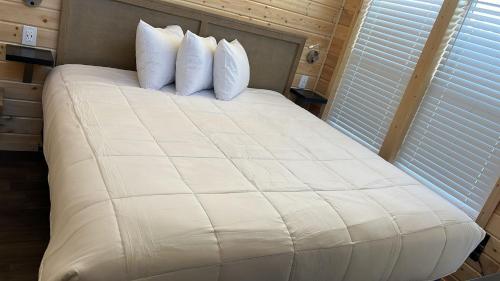 a large white bed with two pillows in a room at 064A Brand New Peaceful Chalet with Loft & King Bed near Grand Canyon South Rim in Valle