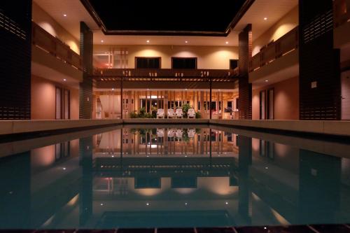 安帕瓦的住宿－安帕瓦君提瑪酒店，一座带房子的建筑中的游泳池