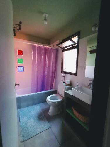 Bilik mandi di Loma Linda Hostal y Posada Serrana