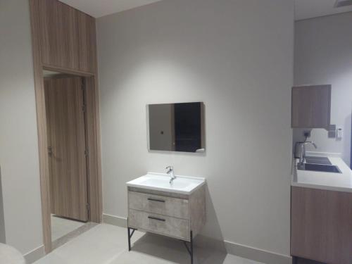 a white room with a sink and a kitchen at فيلا هيفاء in Al Madinah