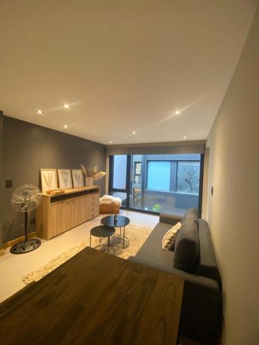 a living room with a couch and a table at Encantador departamento in San Martín de los Andes