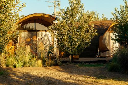 CunacoにあるApfel Lodgeのアーチ型の出入口と庭園のある家