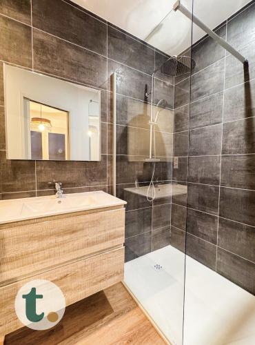 une salle de bain avec douche et lavabo dans l'établissement Tranquiloue - Séjour idéal à 10 min du PuyduFou, à La Verrie