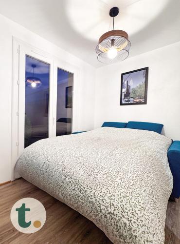 une chambre blanche avec un lit et une fenêtre dans l'établissement Tranquiloue - Séjour idéal à 10 min du PuyduFou, à La Verrie