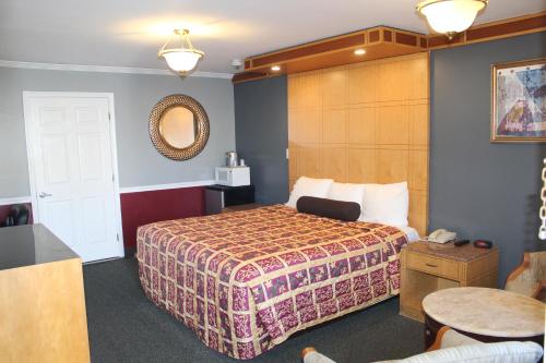 a hotel room with a bed and a table at Liberty Inn Absecon Atlantic City in Galloway