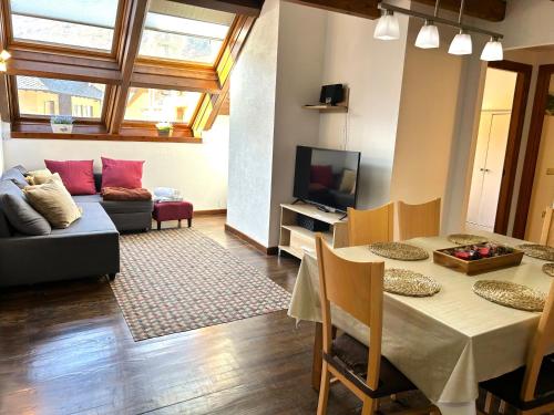 TV a/nebo společenská místnost v ubytování Apartament encantador, familiar i lluminós by RURAL D'ÀNEU