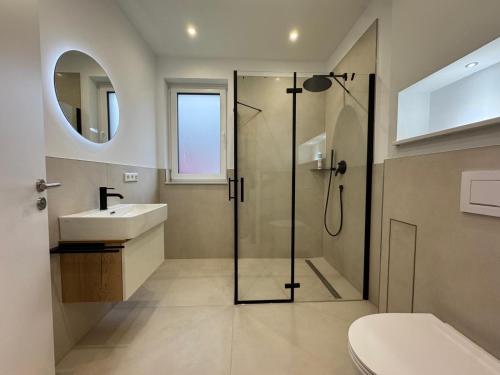 Ένα μπάνιο στο Stylisches Premium Apartment am Hellweg mit Komfort und WLAN inklusive