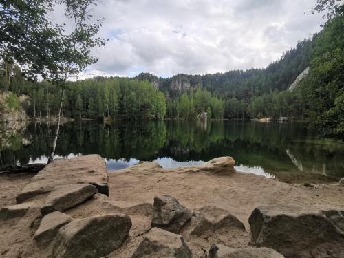 a view of a lake with rocks and trees at Domki z Widokiem in Wünschelburg