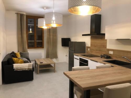 une cuisine et un salon avec un canapé et une table dans l'établissement Appartement hyper centre de Die, à Die