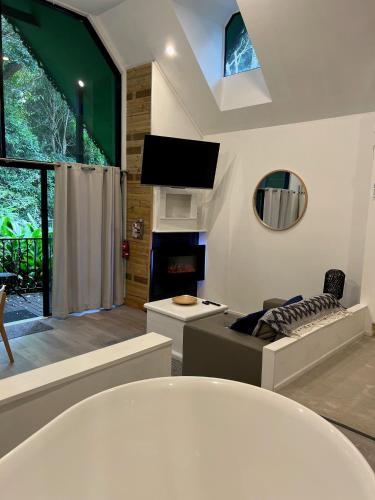 Una televisión o centro de entretenimiento en Gallery Walk Chalets - Tamborine Mountain