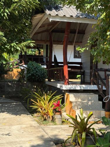 Κήπος έξω από το Pyramid Bangalow
