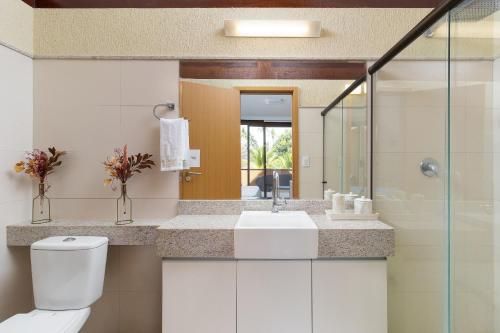 une salle de bains avec toilettes et lavabo dans l'établissement Bangalô exclusivo no Eco Resort Carneiros, à Praia dos Carneiros