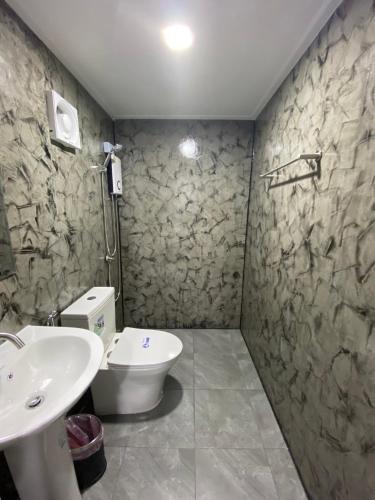 a bathroom with a toilet and a sink at Duck House Hostel & Resort Khon Kaen in Ban Pet