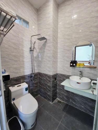 Tây NinhにあるKim Hotel Vincom Tây Ninhのトイレと洗面台付きのバスルーム