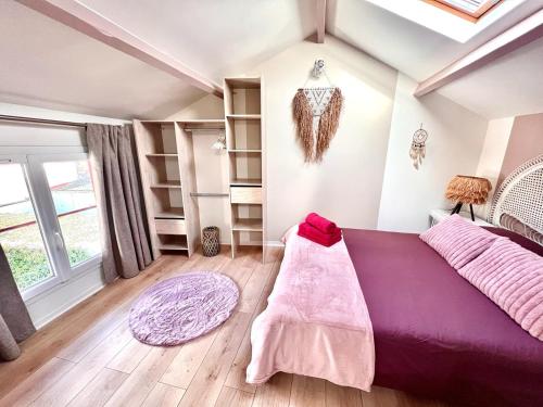 ein Schlafzimmer mit einem lila Bett und einem großen Fenster in der Unterkunft Luxury & chic apartment with terraces 10min from Paris in Vitry-sur-Seine