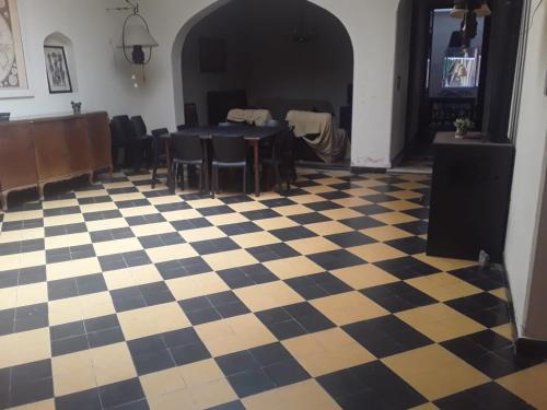 a room with a black and white checkered floor at Habitaciones en Casa Céntrica cerca de todo in Colonia del Sacramento