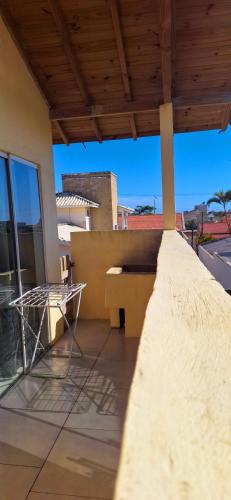 a balcony with a table and a view of a building at Kitnet em Imbituba - Fabi in Imbituba