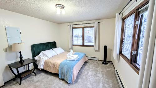Ένα ή περισσότερα κρεβάτια σε δωμάτιο στο Spacious Downtown 2-bdrm Apartment