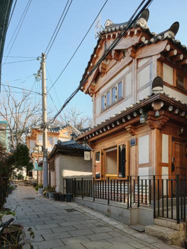 an old wooden house on a city street at The Korean Traditional Hanok in Downtown Seoul for convenient public transportation - Seoul Ari in Seoul