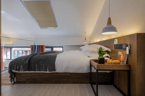 a bedroom with a large bed and a table at 清舍雪山观景设计师民宿 in Lijiang