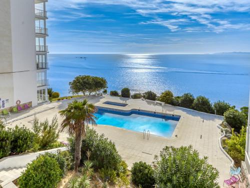 Apartment in Roses with Stunning Beachfront Views