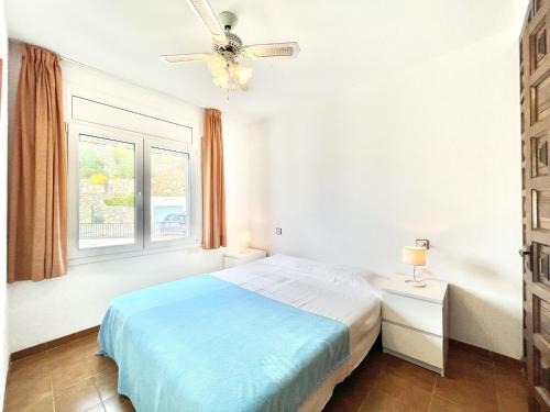 ein Schlafzimmer mit Bett und Deckenventilator in der Unterkunft Apartment in Rosas near Cap de Creus in Montjoys