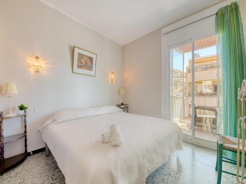 Ένα ή περισσότερα κρεβάτια σε δωμάτιο στο Apartment by Roses Beach with Mountain Views