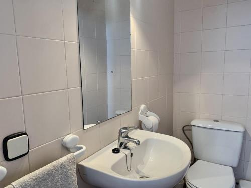 Et badeværelse på House in Roses with Private Pool & Sea Views