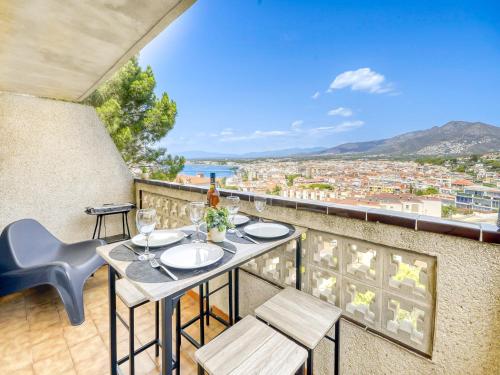 Apartment in Roses with Waterfront Views