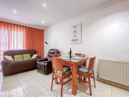 Apartment in Roses near Platja de Roses