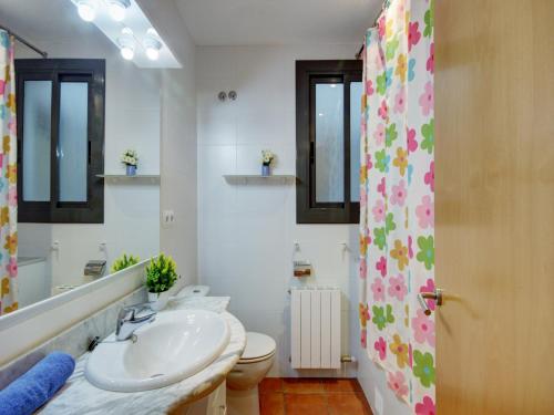 Ένα μπάνιο στο Apartment in Roses by the Beach