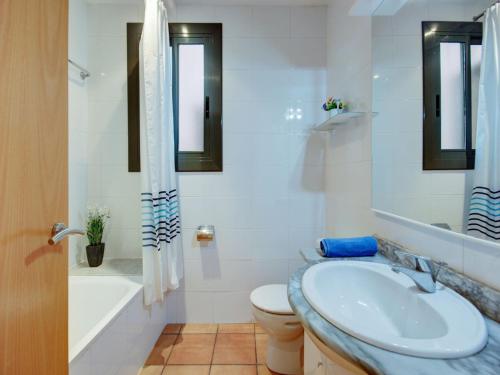 Koupelna v ubytování Apartment in Roses with Beachfront View