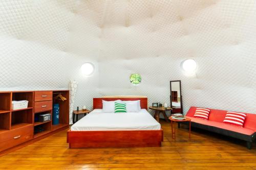 Postel nebo postele na pokoji v ubytování Bitzu Dome-Bijagua Riverside Glamping