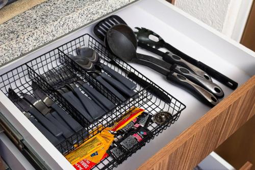 a basket filled with cooking utensils on a counter at Departamento cerca de Zoológico y Estadio Jalisco in Guadalajara