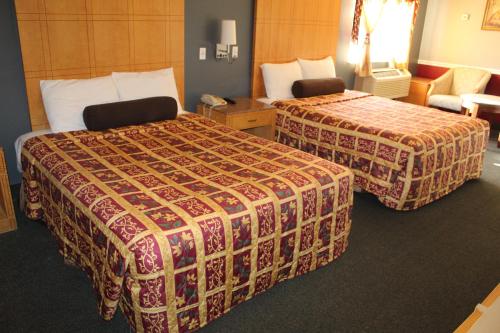 a hotel room with two beds in a room at Liberty Inn Absecon Atlantic City in Galloway