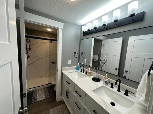 Ένα μπάνιο στο Apartment in Saratoga Springs