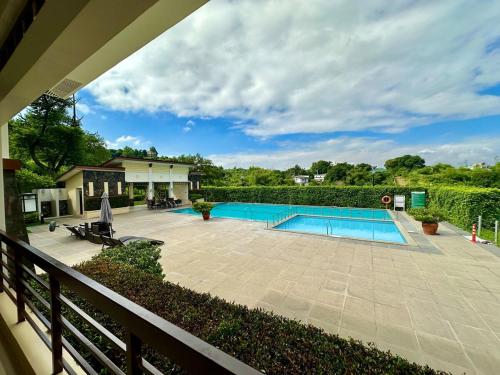 vista sulla piscina da una casa di Havila, Amarilyo Home, Brgy San Juan, Taytay Rizal a Taytay