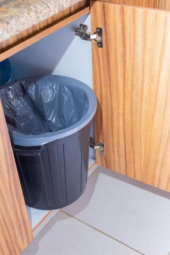 a trash can in a kitchen under a cabinet at Casa con alberca cerca de playas Riviera Nayarit in Naranjo