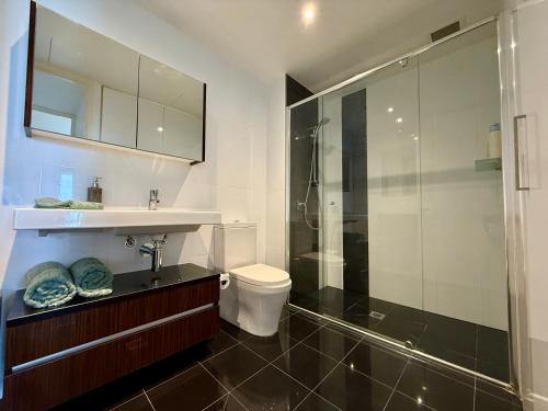 堪培拉Manhattan Luxe Views L14 Pool Spa Gym 1BR 1 Bath 1 Secure Parking Central City的带淋浴、水槽和马桶的浴室
