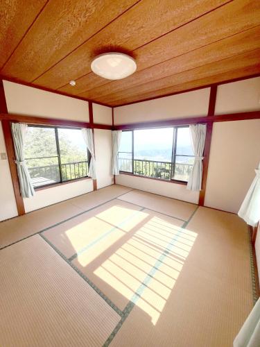 a room with windows and a room with a view at 熱海温泉自然郷の眺望の貸し切り in Atami