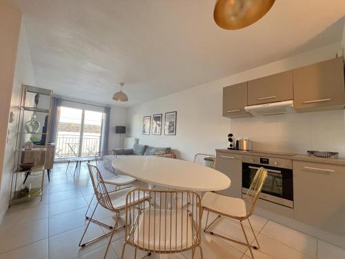 une cuisine et une salle à manger avec une table et des chaises dans l'établissement Appartement centre Arcachon, proche plage, 6 couchages, balcon, parking, Wifi inclus - FR-1-474-258, à Arcachon